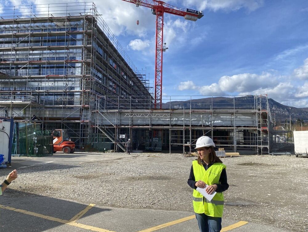 Architektin Carolin Schaal vor dem künftigen Bosch Hauptsitz Schweiz in Zuchwil SO. Im Hintergrund die erste Jurakette. (Bilder: Andre Roth/Zürich, ©Itten+Brechbühl AG)